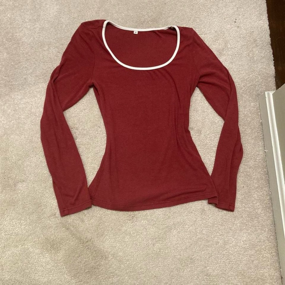 Women's Super cute wine red fitted top.